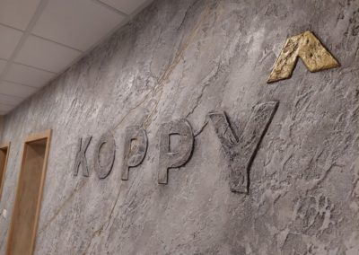 Kamenné logo Koppy stavebná firma , 3D steny a imitácia kameňov,22design, luxusné omietky, umelecké steny, benátsky štuk, imitácia mramoru, imitácia dreva, dekoratívne omietky, imitácia betónu, elegantné steny