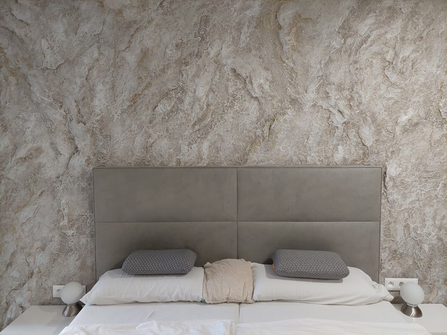 3D skalná stena v spálni - štruktúrovaná dekoratívna omietka